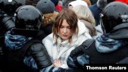 在莫斯科抗议的纳瓦利尼的支持者被警察逮捕。（路透社照片）