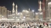 Los fieles se marchan tras rezar en el exterior de la Gran Mezquita durante la peregrinación anual del haj, en La Meca, Arabia Saudí, el 14 de junio de 2024.