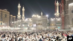 14일, 사우디아라비아 메카에서 매년 열리는 하지 성지순례에 참가한 순례자들이 그랜드 모스크에서 기도를 마친 후 떠나고 있다.