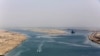En esta imagen de archivo, una embarcación militar vigila la entrada a una nueva sección del canal de Suez en Ismailia, Egipto, 6 de agosto de 2015.