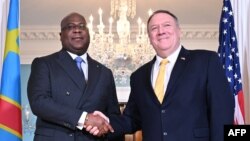 Président Félix Tshisekedi (G) apesi mbote na Secrétaire d'Etat ya Amerika Mike Pompéo na Département d'Etat, Washington, 3 mars 2020.