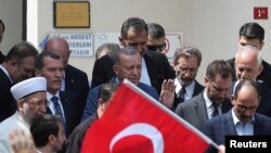 Erdogan serdana gora Adnan Menderes li Stenbolê dike