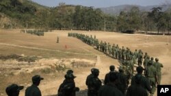 Pemberontak Kachin melakukan latihan militer di Burma utara (foto; dok). 