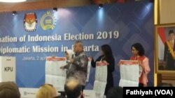 Komisi Pemilihan Umum (KPU) menggelar sosialisasi Pemilihan Umum 2019 di hadapan 170 duta besar asing dan pimpinan organisasi internasional, Selasa (2/4). (Foto: VOA/Fathiyah)