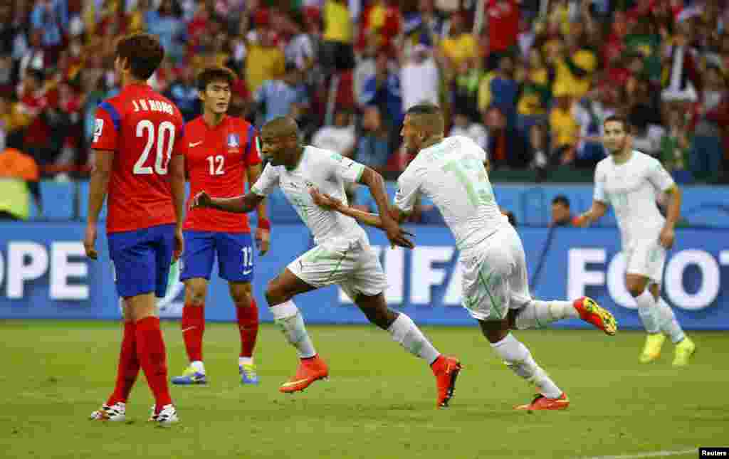 الجیریا کے یاسین براہیمی جنوبی کوریا کے خلاف گول کرکے خوشی کا اظہار کر رہے ہیں