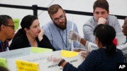 佛州選舉的人工重新計票在星期天結束﹐圖為人工重新計票工作人員。