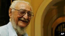 Ramon Castro, Fidel Castro's older brother, speaks with journalists at the National hotel in Havana in February 2007.(AP Photo/ Javier Galeano)