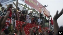 缅甸名人在全民联竞选造势活动中登台献艺(2012年3月31日)