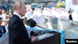 Presiden Rusia Vladimir Putin menyampaikan pidato selama parade tahunan Hari Angkatan Laut di Saint Petersburg, Rusia, 28 Juli 2024. (Foto: Sputnik/Vyacheslav Prokofyev/Pool via REUTERS)