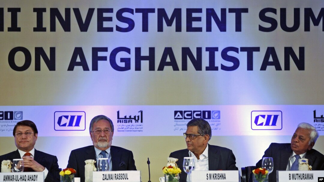 Menlu Afghanistan (kedua dari kiri) dan Menlu India (ketiga dari kiri) berbicara pada KTT Investasi Afghanistan di New Delhi, India yang mengundang perusahaan-perusahaan dari 30 negara lebih (28/6).