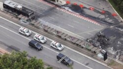 Lokasi jatuhnya pesawat kecil, kanan, yang membakar sebuah bus (kiri) di sebuah jalan raya di Sao Paulo, Jumat, 7 Februari 2025. (Foto: Ettore Chiereguini/AP Photo)