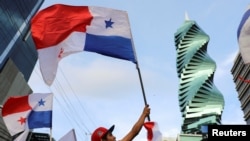 Ciudadanos panameños protestan contra el acuerdo minero del gobierno, en Ciudad de Panamá, el 28 de noviembre de 2023.
