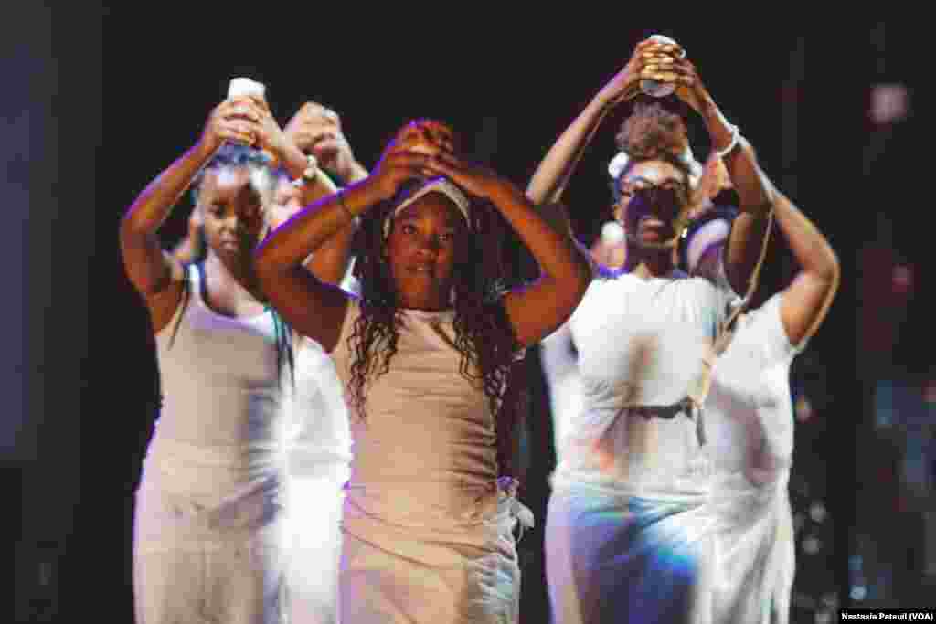 Le festival a organisé une danse sacrée en l'honneur de Baba Chuck Davis, décédé deux semaines avant le festival, à Washington D.C., le 5 juin 2017. (VOA/Nastasia Peteuil)