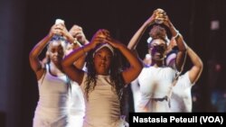 Le festival a organisé une danse sacrée en l'honneur de Baba Chuck Davis, décédé deux semaines avant le festival, à Washington D.C., le 5 juin 2017. (VOA/Nastasia Peteuil)