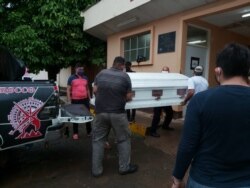 Momento en que retiran el cuerpo del periodista de Nicaragua Sergio León Correa.[Cortesía]