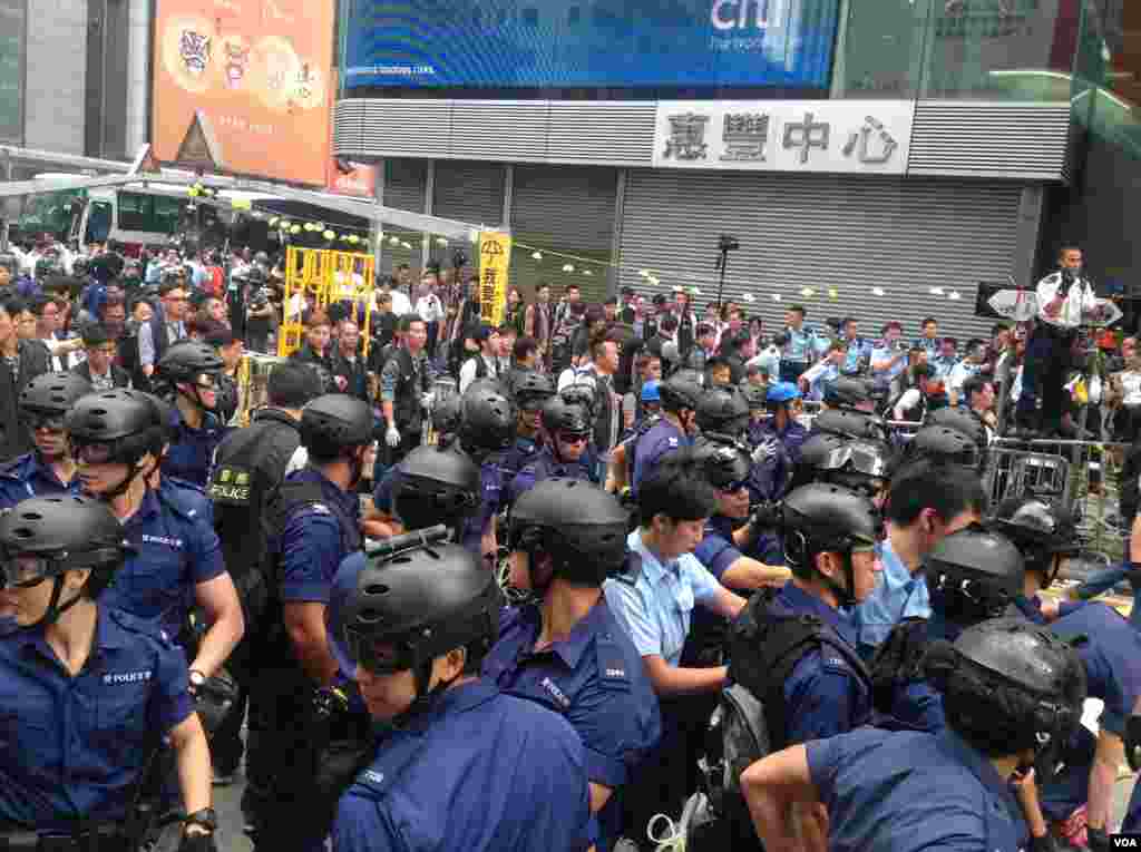 香港警方星期三上午展開強行清場行動（美國之音海彥拍攝)。