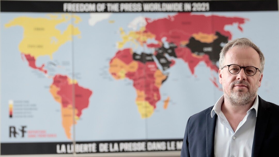 Christophe Deloire, šef RSF-a (Reporteri bez granica) stoji ispred mape slobode medija za 2021. godinu u Parizu, Francuska, utorak, 20. aprila 2021. godine.
