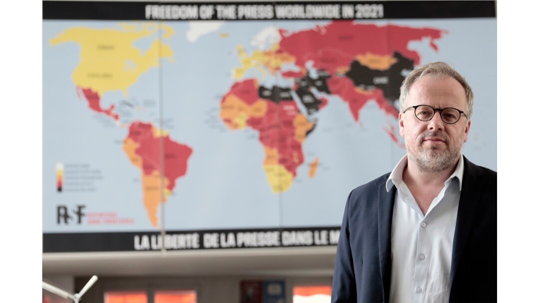 Christophe Deloire, kepala RSF (Reporter tanpa batas) berdiri di depan peta kebebasan pers 2021 di Paris, Perancis, Selasa, 20 April 2021.