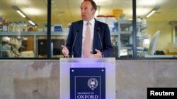 El secretario de Salud británico, Matt Hancock, pronuncia un discurso sobre el programa de vacunas contra el COVID-19 en el instituto Jenner en Oxford, Reino Unido, el 2 de junio 2021