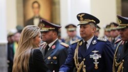 La presidenta interina Jeanine Añez asiste a una ceremonia militar con miembros del ejército de Bolivia el 13 de noviembre de 2019.