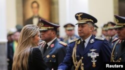 La presidenta interina Jeanine Añez asiste a una ceremonia militar con miembros del ejército de Bolivia el 13 de noviembre de 2019.