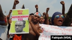 Mahasiswa Papua dari Jakarta, Tangerang dan Bogor menggelar unjuk rasa di depan istana presiden, Kamis, 22 Agustus 2019. (Foto: VOA/Fathiyah)