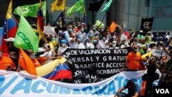 Sector salud y sociedad civil venezolana se concentran a las afueras del Programa de las Naciones Unidas para el Desarrollo (PNUD) en Caracas pidiendo por vacunas. Abril 17, 2021. Foto: Álvaro Algarra - VOA.