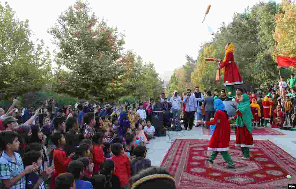 د افغانستان د سرکس د زده کړې او روزنې مرکز د کابل په بیلابیلو سیمو کې &quot;د خوشحالی اته ورځې&quot; تر نوم لاندې یو فیستوال جوړ کړی. 