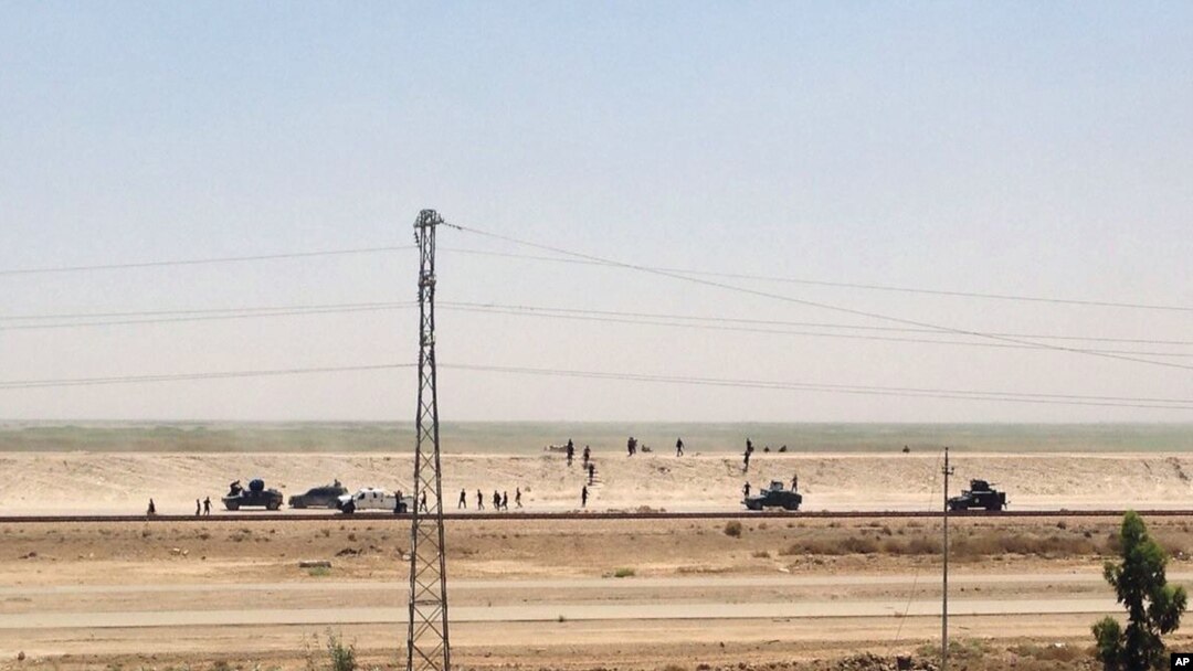 Tentara Irak menarik diri dari Ramadi, ibukota provinsi Irak, Anbar, 115 kilometer, Baghdad barat, Minggu, 17 Mei 2015. Bom bunuh diri menewaskan lebih dari 10 tentara dan polisi Irak di Ramadi, yang kini sebagian besar dikuasai oleh kelompok ISIS. (AP Photo)