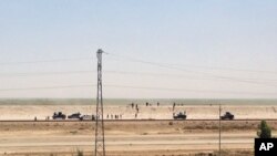 Tentara Irak menarik diri dari Ramadi, ibukota provinsi Irak, Anbar, 115 kilometer, Baghdad barat, Minggu, 17 Mei 2015. Bom bunuh diri menewaskan lebih dari 10 tentara dan polisi Irak di Ramadi, yang kini sebagian besar dikuasai oleh kelompok ISIS. (AP Photo)