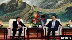 Presiden Filipina, Rodrigo Duterte (Kiri) dan Zhang Dejiang, Ketua Panitia Tetap Kongres Rakyat Nasional China, mengadakan pertemuan di Balai Agung Rakyat (20/10). Beijing, China. (foto: REUTERS/Wu Hong)