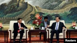 Philippines President Rodrigo Duterte (L) and Zhang Dejiang, Chairman of the Standing Committee of the National People's Congress of China, hold a meeting at the Great Hall of the People in Beijing, Oct. 20 2016. 