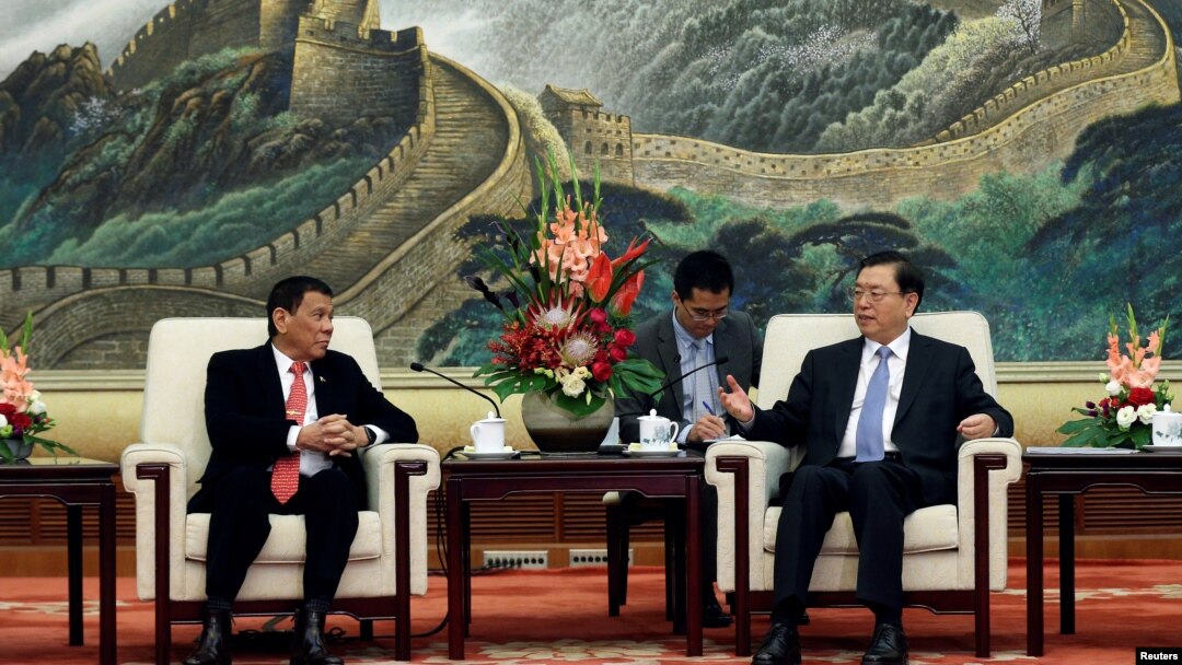 Philippines President Rodrigo Duterte (L) and Zhang Dejiang, Chairman of the Standing Committee of the National People's Congress of China, hold a meeting at the Great Hall of the People in Beijing, Oct. 20 2016. 