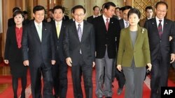 여야 교섭단체 대표들과 회담을 가진 이명박 대통령