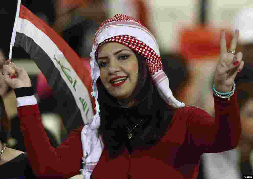 Một người hâm mộ bóng đá Iraq xem đội của cô thi đấu trận chung kết với đội Các Tiểu vương quốc Ả Rập Thống tranh Cúp vùng Vịnh tại Thị trấn Isa, Bahrain. (Reuters)