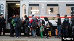 Migrants line up to board a train at the railway station in Tovarnik, Croatia, Sept. 22, 2015. More than 30,000 migrants, many of them Syrian refugees, have entered European Union member Croatia from Serbia since a week ago.