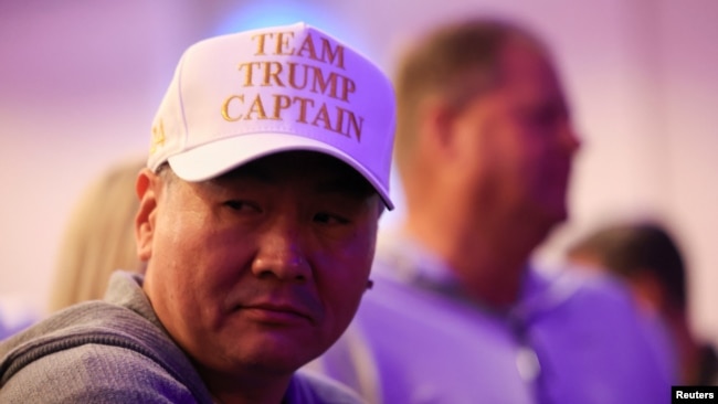 Partidarios asisten a la fiesta nocturna del caucus de Nevada del candidato presidencial republicano y expresidente estadounidense Donald Trump en el Treasure Island Resort & Casino en Las Vegas, Nevada, el 8 de febrero de 2024