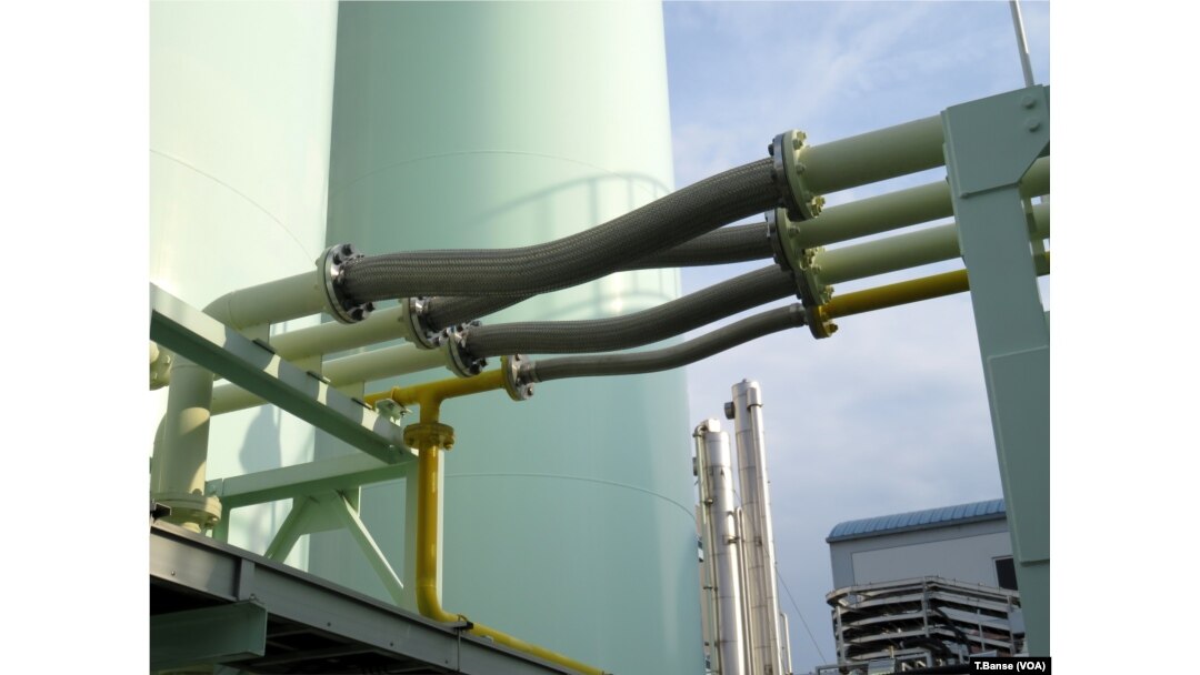 Flexible piping is very prominent at the rebuilt Higashinada sewage treatment plant on Kobe's waterfront. It suffered catastrophic damage in the 1995 earthquake.