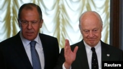 Russian Foreign Minister Sergei Lavrov (L) and United Nations special envoy on Syria Staffan de Mistura enter a hall during a meeting in Moscow, Russia, May 3, 2016.
