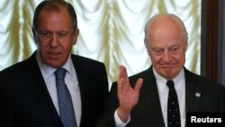 Russian Foreign Minister Sergei Lavrov (L) and United Nations special envoy on Syria Staffan de Mistura enter a hall during a meeting in Moscow, Russia, May 3, 2016.