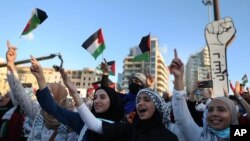 در میدان «شهادت» در بیروت، گروهی از زنان فلسطینی و لبنانی آتش‌بس حماس و اسرائیل را جشن گرفته‌اند. 