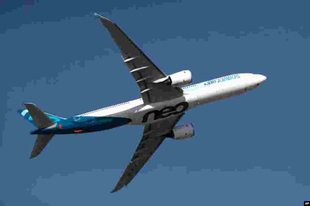 یورپی طیارہ ساز کمپنی ایئر بس نے پیرس ایئر شو کے دوران A330-neo طیارہ 'نیو انجن آپشن' کے ساتھ متعارف کرایا ہے۔ کمپنی کو امید ہے کہ اسے اس شو کے دوران اس طیارے کے 200 سے زائد آرڈرز ملیں گے۔