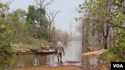 As river level rises in Stung Treng province’s Srekor commune, the Lower Sesan 2 dam begins to store water, on March 12, 2020. (Sun Narin/VOA Khmer) 