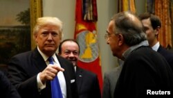 Le président Donald Trump accueille le PDG de Fiat Chrysler Sergio Marchionne, à la Maison-Blanche, à Washington, le 24 janvier 2017.