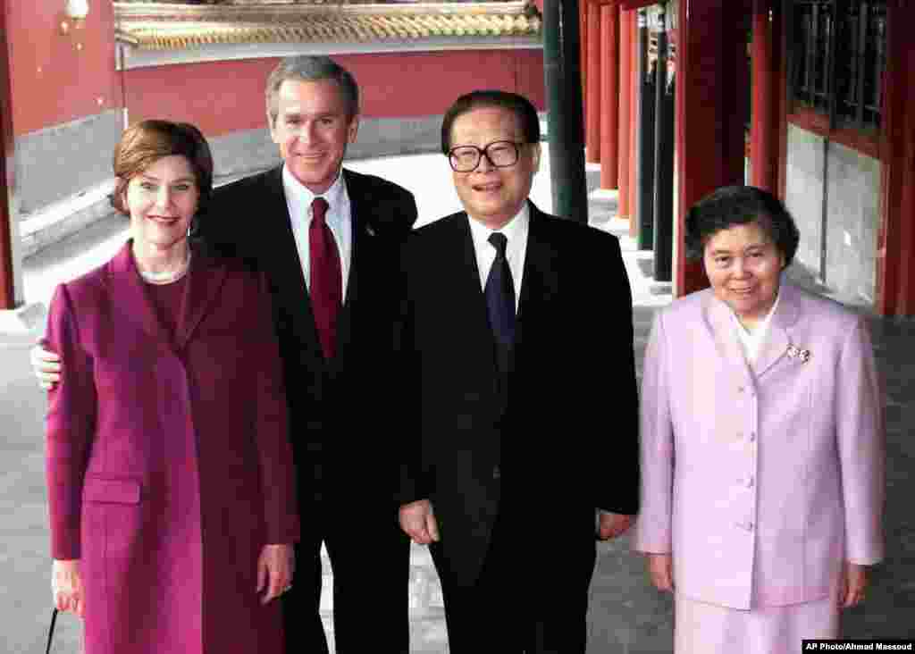 2002年2月22日，美國總統布殊和夫人，中國主席江澤民和夫人在北京中南海。