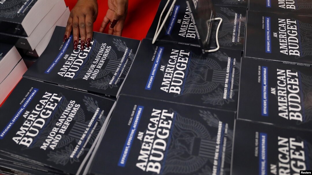 Karyawan Kantor Penerbitan Pemerintah, Darlene Matthews, mengatur salinan Anggaran Pemerintah Tahun Fiskal 2019 yang diusulkan Presiden Donald Trump, di Washington, 12 Februari 2018.