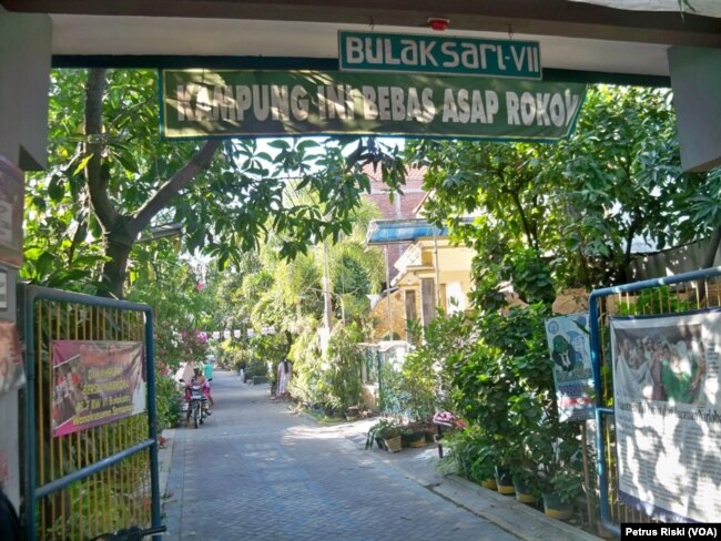 Kampung Bulaksari RT.7 RW.6 Kelurahan Wonokusumo, Surabaya, yang mencanangkan diri sebagai Kampung Bebas Asap Rokok (foto: VOA/ Petrus Riski)