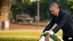 27일 일본 히로시마의 평화공원을 방문한 바락 오바마 미국 대통령이 원폭 희생자들 묘소에서 헌화하고 있다.