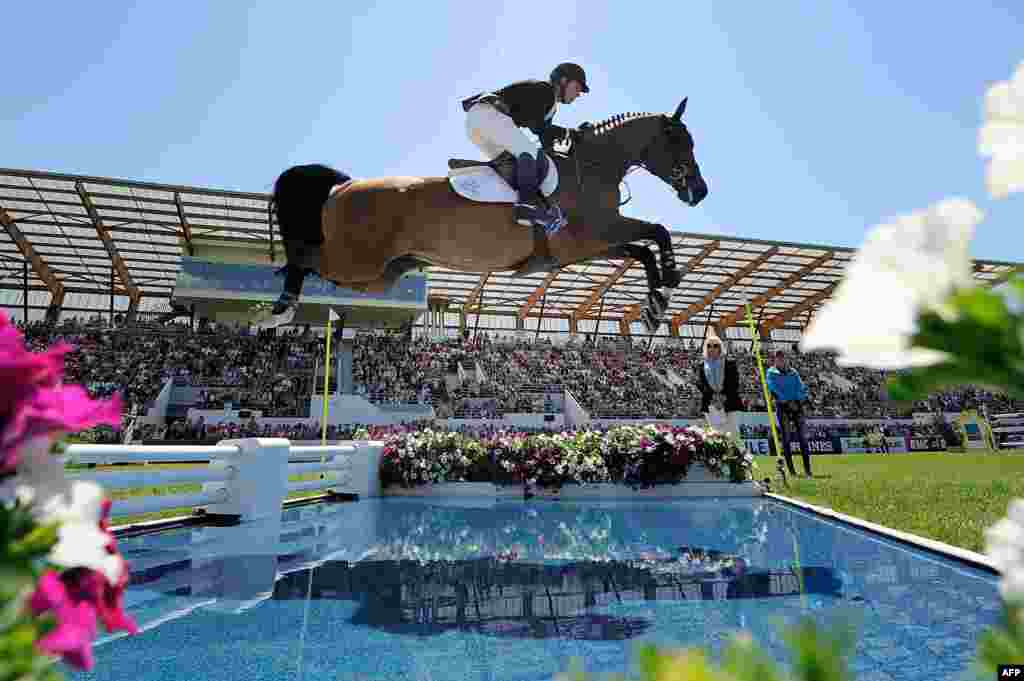 Canada&#39;s Eric Lamaze, riding Powerplay, competes during the International Jumping of France in La Baule-Escoublac, western France.