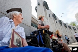 Veteranos en el Monumento a los Héroes de la Segunda Guerra Mundial en Washington D.C.